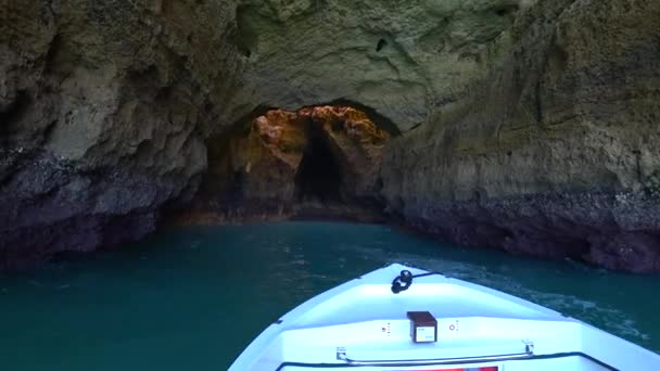 Lagos Portugal April 2018 Naturliga Bergsformationer Vid Kusten Praia Marinha — Stockvideo