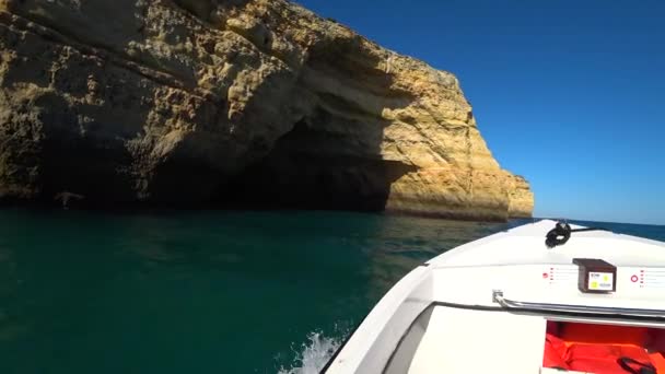 Lagos Portugal April 2018 Natuurlijke Rotsformaties Kustlijn Praia Marinha Vanuit — Stockvideo