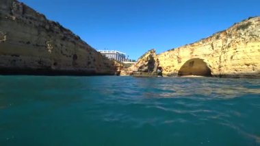 Lagos, Portekiz - Nisan 2018: Praia da Sahili, doğal kaya oluşumları Marinha popüler bot Mağara turu Lagos, Portekiz Algarve kıyısında her bakıldığında