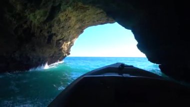 Lagos, Portekiz - Nisan 2018: Praia da Sahili, doğal kaya oluşumları Marinha popüler bot Mağara turu Lagos, Portekiz Algarve kıyısında her bakıldığında