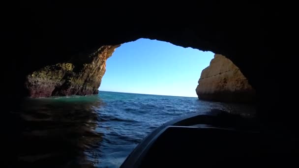 Lagos Portugalsko Duben 2018 Přírodní Skalní Útvary Pobřeží Praia Marinha — Stock video