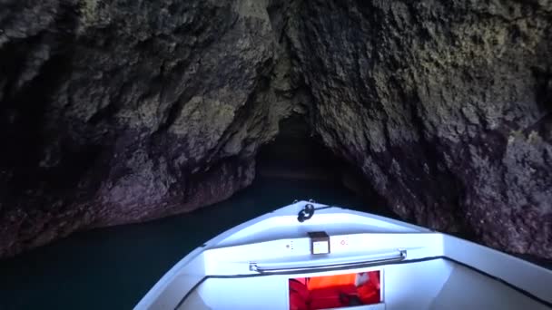 ラゴス ポルトガル 2018年 プライア ダの海岸線で自然の奇岩マリーニャ ラゴス ポルトガルのアルガルヴェ海岸沿い人気の洞窟ボートツアーから見た — ストック動画