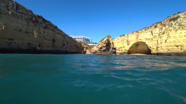 Lagos, Portugal - Avril 2018 : Formations rocheuses naturelles sur le littoral de Praia da Marinha vues depuis la célèbre excursion en bateau le long de la côte de l'Algarve, Lagos, Portugal 