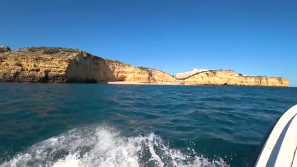 Lagos Portugal April 2018 Natuurlijke Rotsformaties Kustlijn Praia Marinha Vanuit — Stockvideo