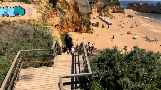 Лагос Португалия Апрель 2018 Года Лестницы Ведущие Прекрасному Песчаному Пляжу — стоковое видео