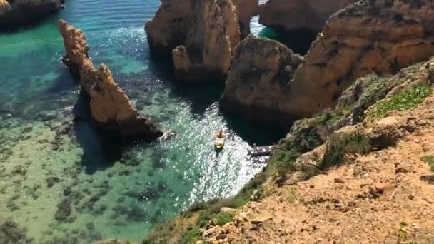 Lagos Portogallo Aprile 2018 Barche Pesca Acque Turchesi Ponta Piedade — Video Stock