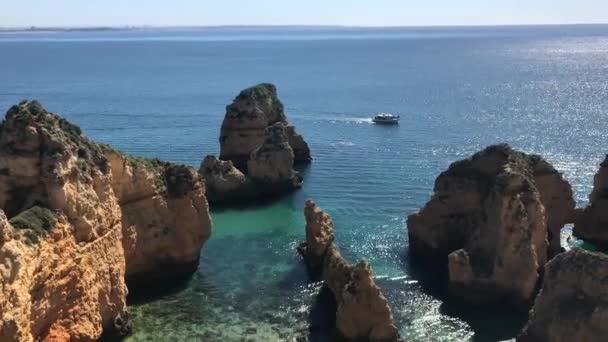 Lagos Portugal April 2018 Vissersboten Turquoise Zeewater Bij Ponta Piedade — Stockvideo