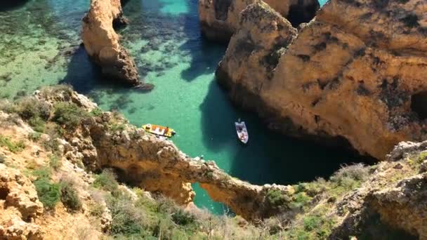 Lagos Portugal April 2018 Vissersboten Turquoise Zeewater Bij Ponta Piedade — Stockvideo