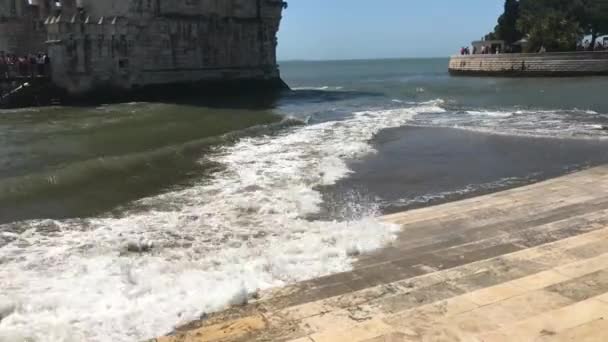 葡萄牙里斯本 2018年4月 在里斯本的 Tejo 河畔的贝伦塔的看法与游客人群周围 — 图库视频影像