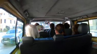 İstanbul, Türkiye - Ekim 2018: hedeflerine, seyahat bir dolmus Türkiye'de tipik bir toplu taşıma içinde oturan insanlar