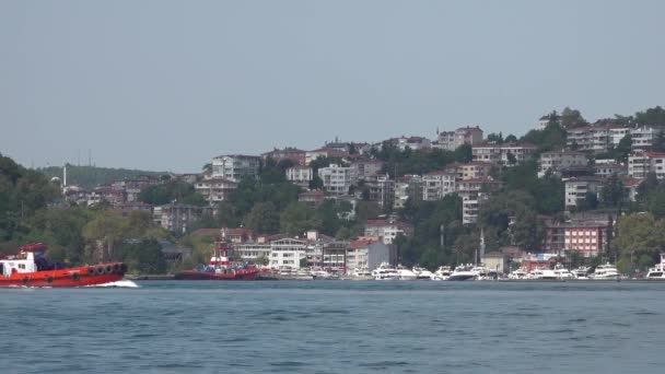 土耳其伊斯坦布尔 2018年12月 关闭一艘消防船和原油油轮沿博斯普鲁斯海航行 — 图库视频影像