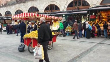 Istanbul, Türkiye - Aralık 2018: haşlanmış mısır insanlarla meşgul Eminönü İlçe trafik satan bir sokak satıcı