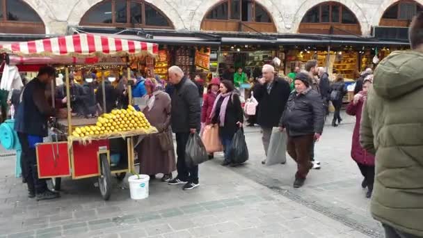 Istanbul Türkei Dezember 2018 Ein Straßenverkäufer Verkauft Gekochte Hühneraugen Geschäftigen — Stockvideo