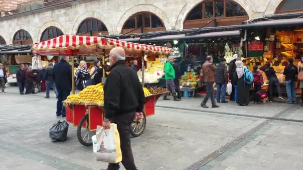 Istanbul Turkiet December 2018 Gata Säljare Som Säljer Kokt Liktornar — Stockvideo