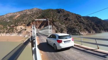 Recep Yazıcıoğlu Köprüsü nehir fırat Kemaliye, Erzincan, Türkiye içinde geçerken araba