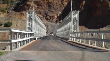 Recep Yazıcıoğlu Köprüsü nehir fırat Kemaliye, Erzincan, Türkiye içinde geçerken araba