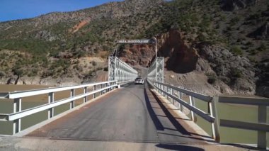 Recep Yazıcıoğlu Köprüsü nehir fırat Kemaliye, Erzincan, Türkiye içinde geçerken araba