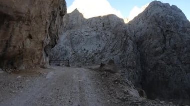 Tüneller karanlık Kanyon Kemaliye veya başlangıç Erzincan, Türkiye'de içinde olan dünya ünlü taş yol