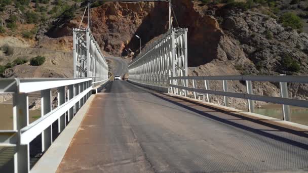 Mobil Melintasi Jembatan Recep Yazicioglu Sungai Efrat Kemaliye Erzincan Turki — Stok Video