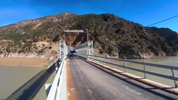 Mobil Melintasi Jembatan Recep Yazicioglu Sungai Efrat Kemaliye Erzincan Turki — Stok Video