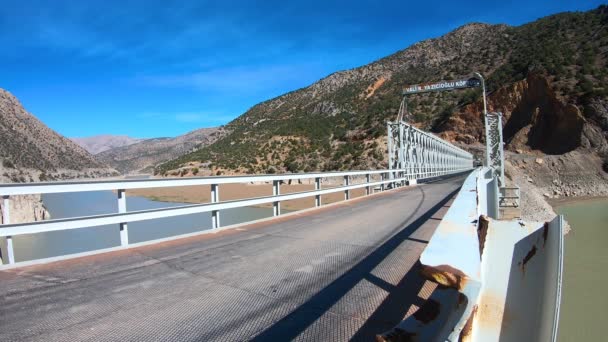 Mobil Melintasi Jembatan Recep Yazicioglu Sungai Efrat Kemaliye Erzincan Turki — Stok Video