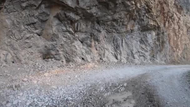 Weltberühmte Steinstraße Mit Tunneln Innerhalb Der Dunklen Schlucht Von Kemaliye — Stockvideo