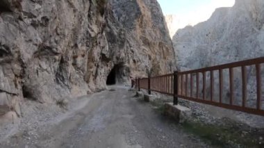 Tüneller karanlık Kanyon Kemaliye veya başlangıç Erzincan, Türkiye'de içinde olan dünya ünlü taş yol