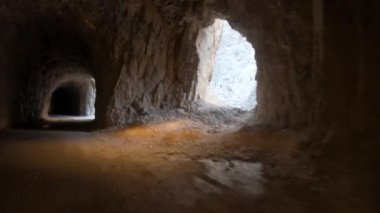 Tüneller karanlık Kanyon Kemaliye veya başlangıç Erzincan, Türkiye'de içinde olan dünya ünlü taş yol