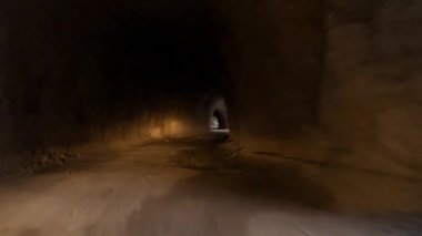 Tüneller karanlık Kanyon Kemaliye veya başlangıç Erzincan, Türkiye'de içinde olan dünya ünlü taş yol