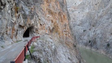 Karanlık Kanyon, Kemaliye taş yol ve tünel, Erzincan, Türkiye'den, çalışan nehir Euphrates