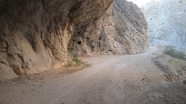 暗い渓谷の Kemaliye またはトルコ エルジンジャンのしようと内部トンネルの世界有名な石道路 — ストック動画