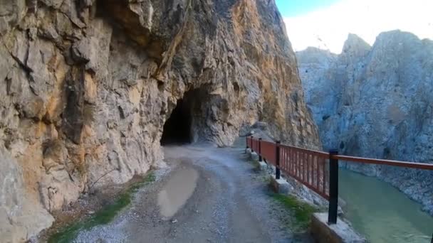 Dunkle Kemaliye Schlucht Mit Steinstraße Und Tunneln Durchfließender Euphrat Erzincan — Stockvideo