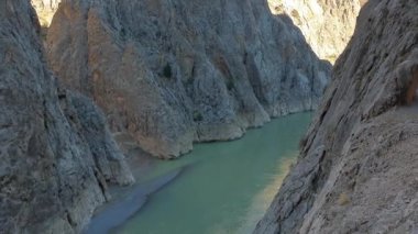 Karanlık Kanyon Kemaliye, Erzincan, Türkiye üzerinden çalışan nehir fırat