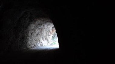 Karanlık Kanyon, Kemaliye taş yol ve tünel, Erzincan, çalışan nehir Euphrates