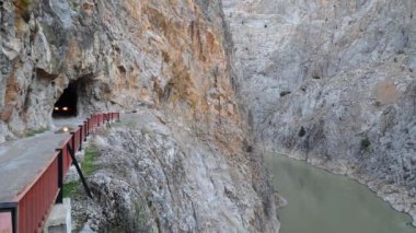Kemaliye, Türkiye - Ekim 2018: Karanlık Kanyon, Kemaliye taş yol ve tünel, Erzincan, çalışan nehir Euphrates