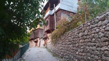 Erzincan, Turkey - Ekim 2018: Geleneksel ahşap evleri ve küçük yerel mağazalar Kemaliye kasaba, Erzincan
