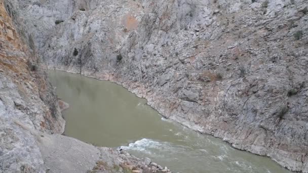 Στον Ποταμό Ευφράτη Τρέχει Μέσα Από Σκοτεινό Φαράγγι Της Kemaliye — Αρχείο Βίντεο