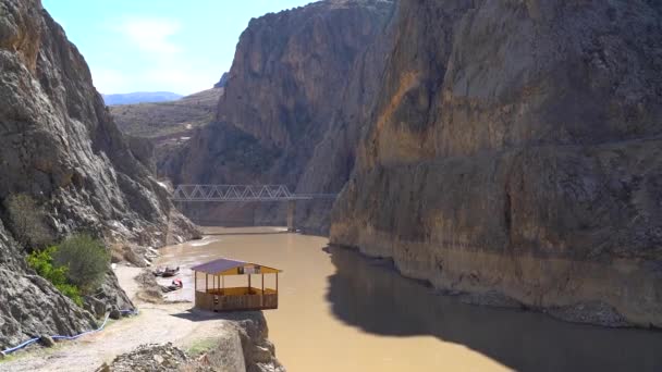 Fluss Euphrat Fließt Durch Dunkle Schlucht Von Kemaliye Der Türkei — Stockvideo