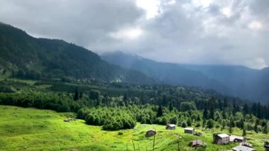 Artvin, Türkiye - Temmuz 2018: Gorgit Yaylası ile eski evleri ve yeşil vadi Karadeniz bölgesinde, Artvin, Türkiye