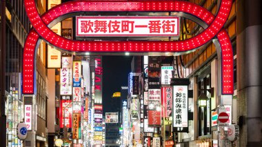 Tokyo, Japonya - Ağustos 2018: Parlak neon ve reklam ışıklarında Kabukicho Shinjuku, bir eğlence ve kırmızı ışık bölgesi