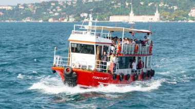 Istanbul, Türkiye - Ekim 2018: İnsanlar boğaz boğaz Istanbul, Türkiye'de küçük bir teknede geçiyorlar