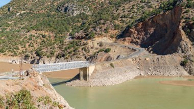 Kemaliye, Türkiye - Ekim 2018: Nehir fırat Recep Yazıcıoğlu Köprüsü.