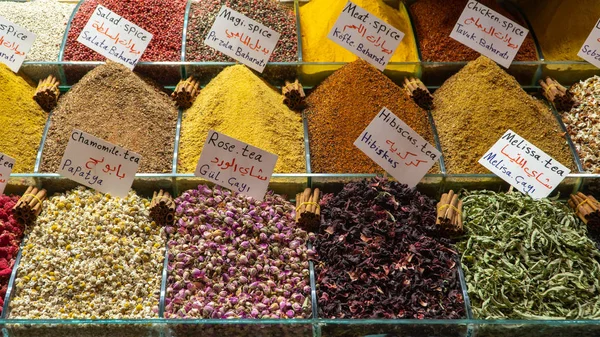 Kapalıçarşı üzerinde bir sayaçta çeşitli baharatlar etiketleri Türkçe, Arapça ve İngilizce, Istanbul, Türkiye