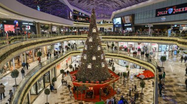 İstanbul, Türkiye - Aralık 2018: yılbaşı dekorasyonu ile büyük bir Noel ağacı Vadistanbul Alışveriş Merkezi, istanbul, Türkiye
