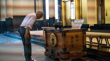 Tokyo, Japonya - Ağustos 2018: Tsukiji Honganji Jodo Shinshu Budist tapınak içinde dua kimliği belirsiz adam