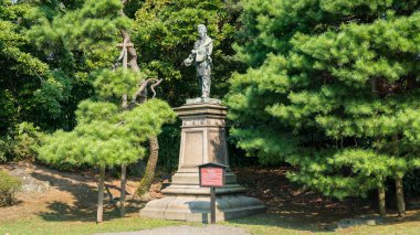 Tokyo, Japonya - Ağustos 2018: Umashimadenomikoto heykel Hamarikyu Bahçeleri, bir büyük ve çekici bahçe de Tokyo, Chuo bölgesi, Sumida nehir, Japonya