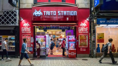 Tokyo, Japonya - Ağustos 2018: Tarafından geçer uzun pozlama fotoğraf Taito İstasyonu arcade oyun merkezi ziyaretçi olarak duruyor