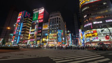 Tokyo, Japonya - Ağustos 2018: Parlak neon ve reklam ışıklarında Kabukicho Shinjuku, bir eğlence ve kırmızı ışık bölgesi