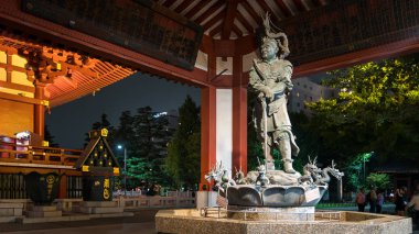 Tokyo, Japonya - Ağustos 2018: Tanrı'nın Asakusa Kannon Tapınağı Çeşmesi ejderha heykeli