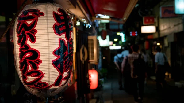 2018年 夜新宿ゴールデン街地区の伝統的な通りのバー ゴールデン街地区には約 200 の小さなバー — ストック写真